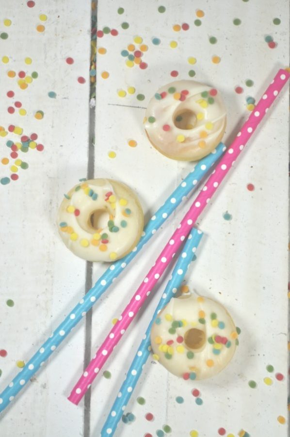 Rezept für Mini-Donuts: ob im Backblech oder Minidonuts aus dem Donutsmaker: dieses Rezept ist einfach und superlecker! Perfekt für Partys, Kindergeburtstage oder Fingerfood.