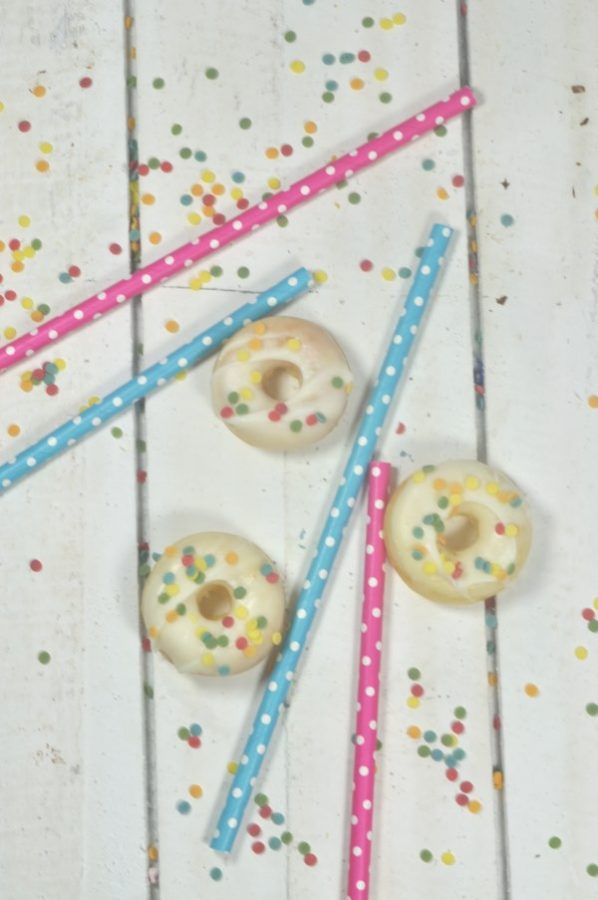 Rezept für Mini-Donuts: ob im Backblech oder Minidonuts aus dem Donutsmaker: dieses Rezept ist einfach und superlecker! Perfekt für Partys, Kindergeburtstage oder Fingerfood.