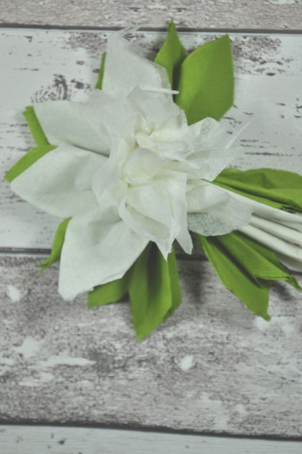 Papierblumen aus Papier basteln: die Schritt für Schritt Anleitung erklärt dir wie du die Papierblumen ganz einfach basteln kannst. Du brauchst nur zwei Servietten und eine Schere. Perfekte DIY Idee für Geschenke aufzuwerten oder als Deko. 