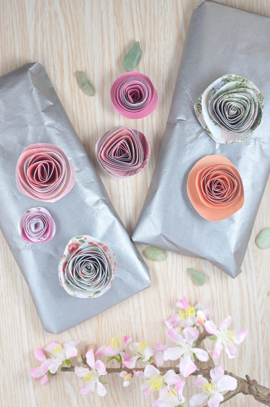 Aus buntem Papier kannst du ganz einfach wunderschöne Blumen basteln. Die DIY Idee ist einfach und zaubert ein wenig Frühling in dein Haus. Aber auch Geschenke kannst du mit den Papierblumen verzieren. 
